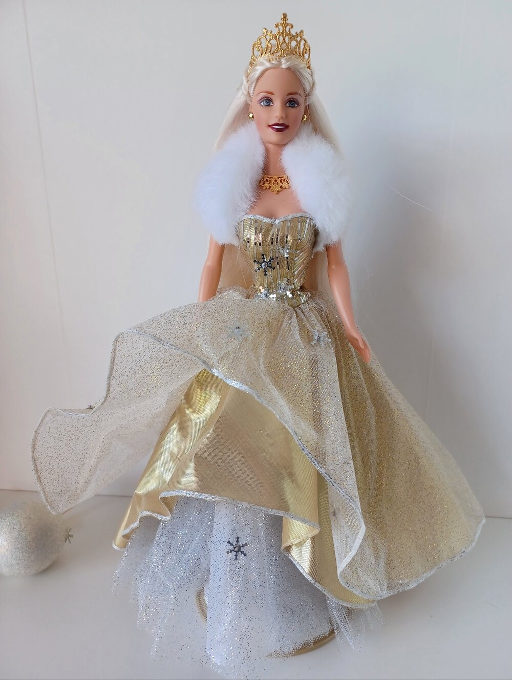 Celebration Barbie Special 2000 Edition Gold Dress With Stand‎ And Ornament Toy - Picture 3 of 9